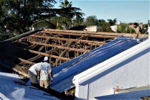 Los constructores renovando la cubierta del sector Cáceres.