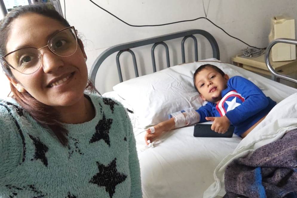 Ciro con su mami, en el hospital platense de niños. 