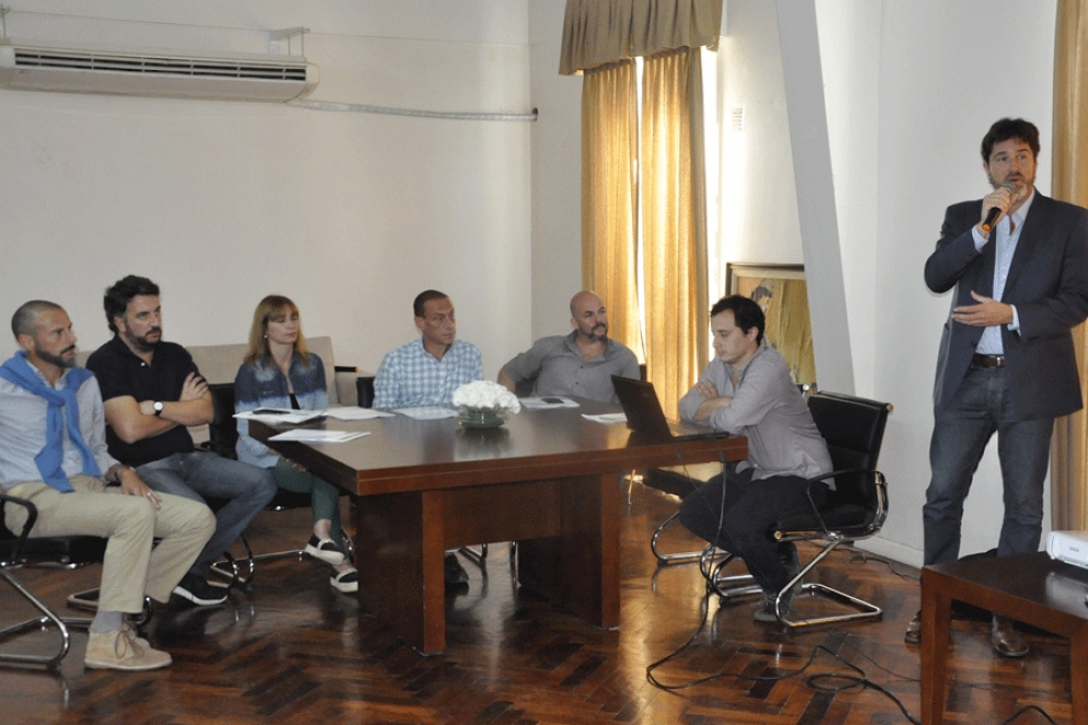 El director del CEM, Matías Barroetaveña, durante la presentación del estudio en el municipio.