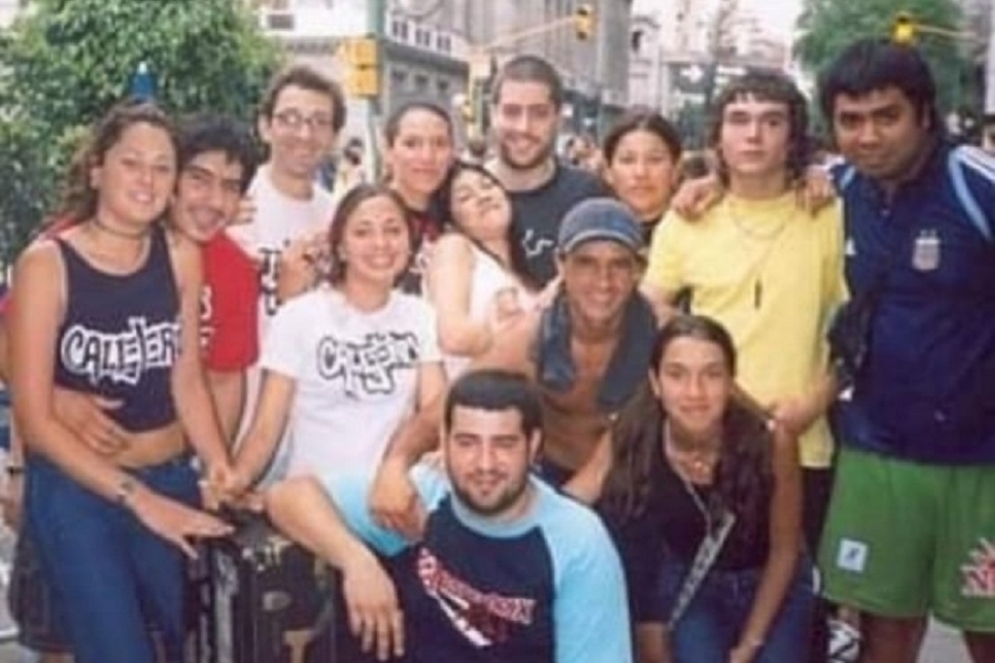 Emiliano, de pantalón verde y campera azul, con Pato Fontanet, su hermana, amigos e integrantes de Callejeros.