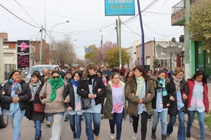 Las docentes marchando por la calle San Martín rumbo a la Jefatura Distrital de Inspecciones. 