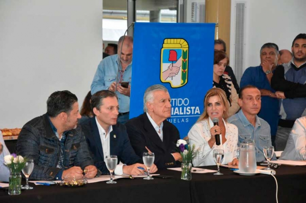 Menéndez, Gray, Gioja, Fassi y Arrieta en la mesa principal del cónclave justicialista.