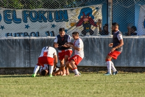 Guzmán festeja su gol junto con sus compañeros. 