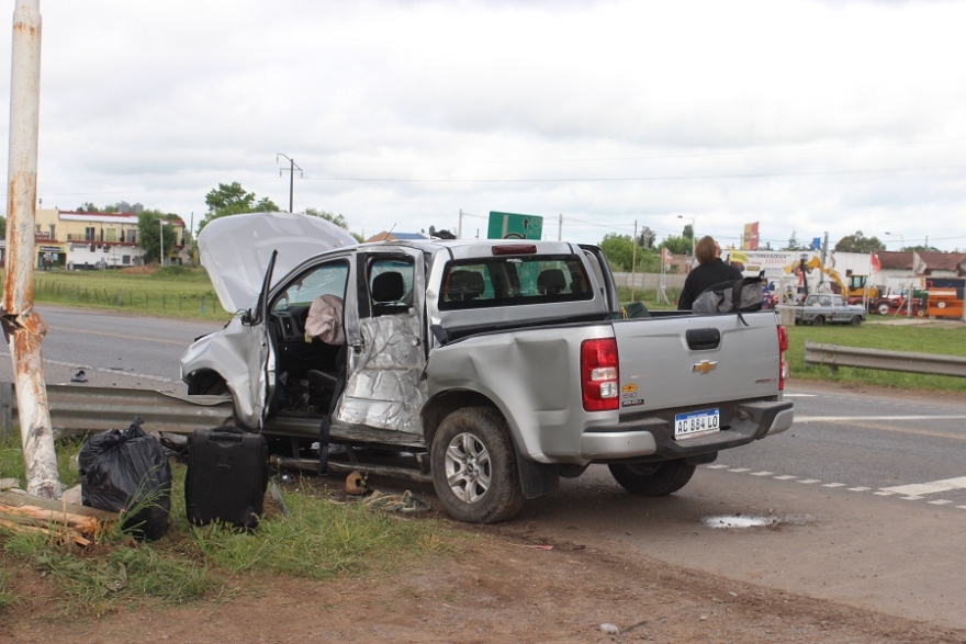Una camioneta chocó contra dos postes y un guardarrail y dejó 8 heridos