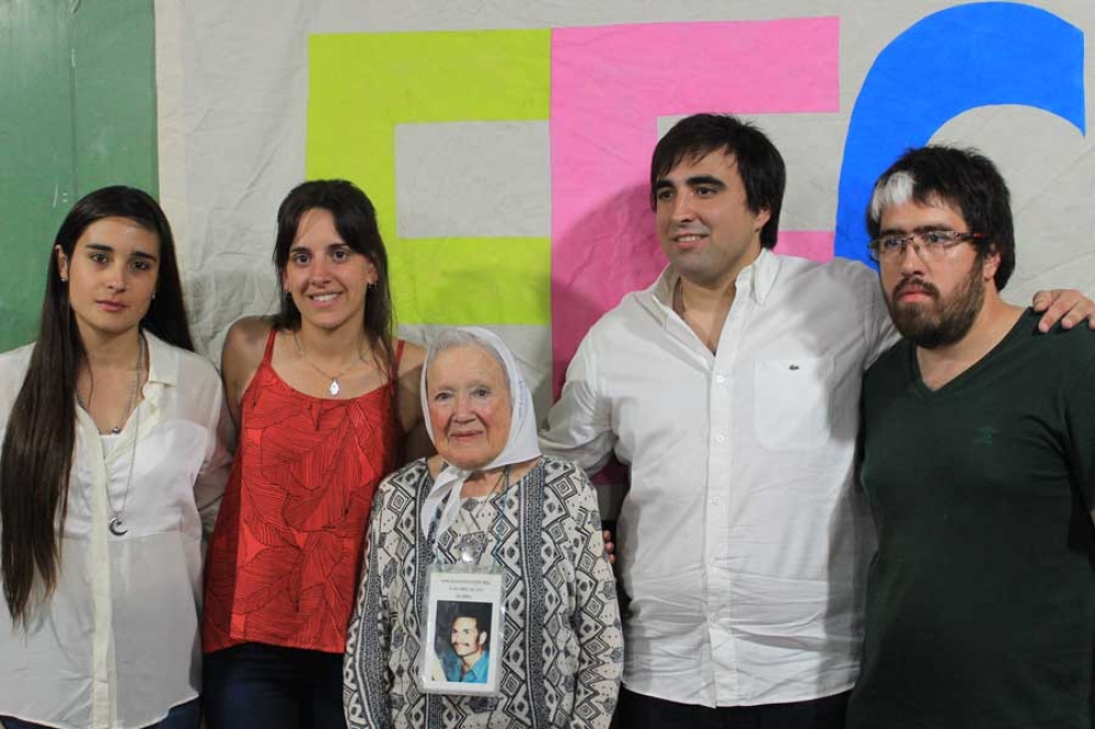 Nora Cortiñas junto a los integrantes del Frente Estudiantil Cañuelas. 