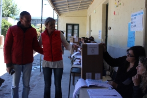 La intendenta Marisa Fassi emitiendo su voto junto al Diputado Nacional Gustavo Arrieta. 