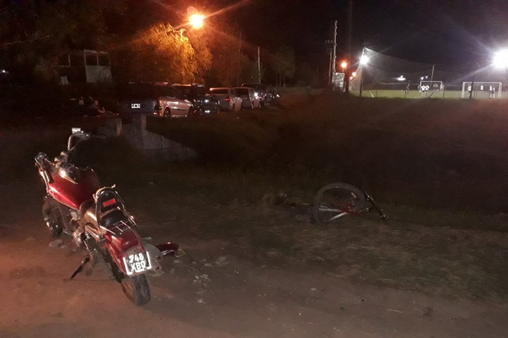 La moto y la bicicleta que participaron del accidente. 