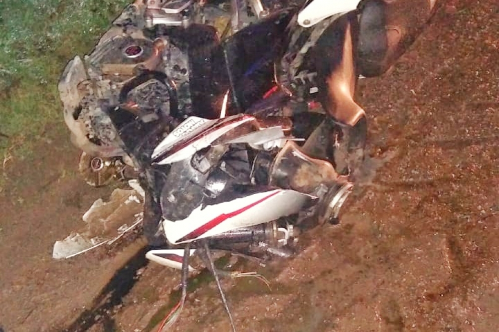 La horquilla delantera de la moto fue desprendida por el impacto.