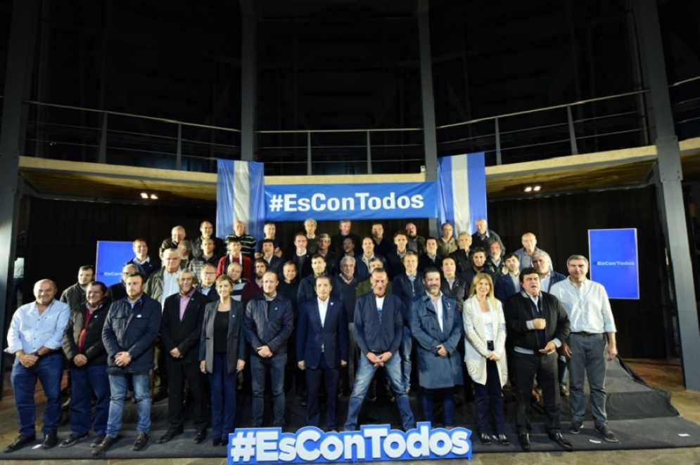 La foto de todos los dirigentes del justicialismo provincial que asistieron al encuentro en Cañuelas. 