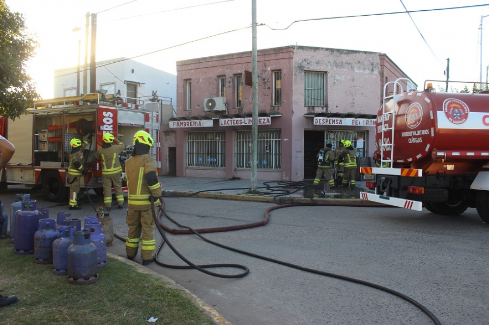 El incendio sucedió en la intersección de Belgrano y San Vicente.