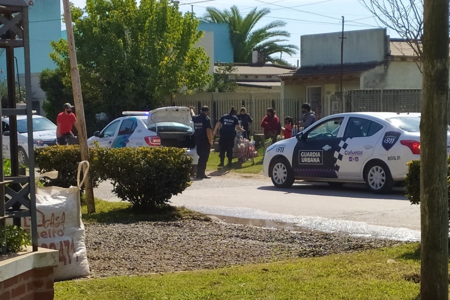La policía demoró a una vendedora ambulante y generó la indignación de los vecinos