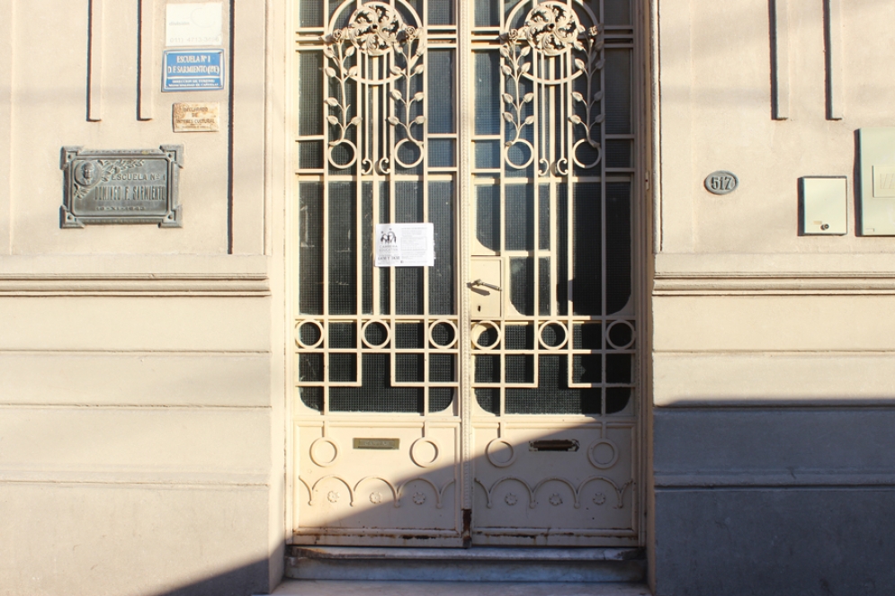Las puertas de la escuela Nº 1 cerradas tras el cierre de los comicios.