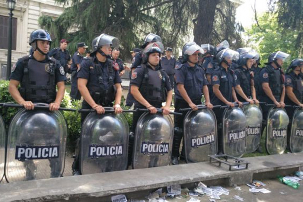 La Legislatura Bonaerense custodiada por un cordón policial.