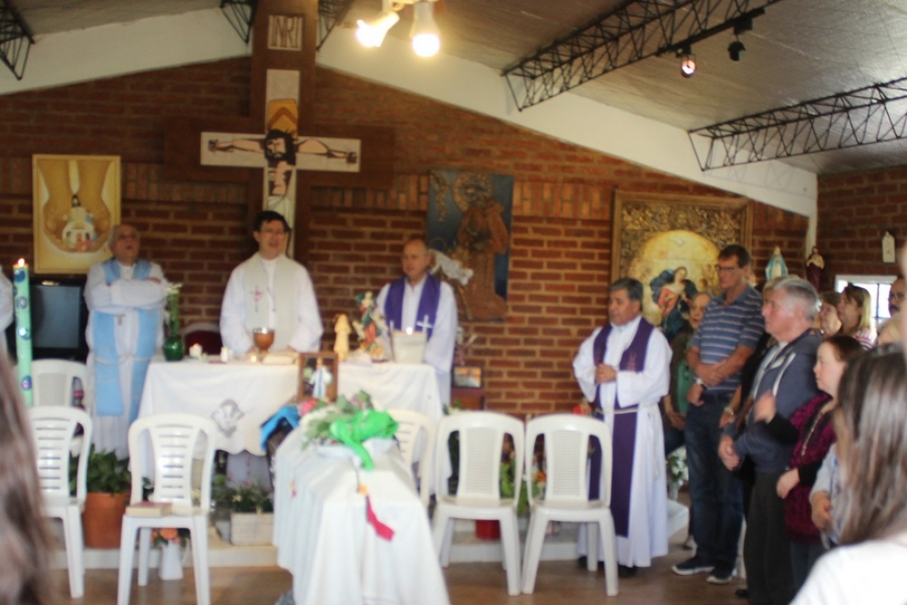 La misa fue realizada por varios curas que conocían a Delorenzi y viajaron hasta Cañuelas.  