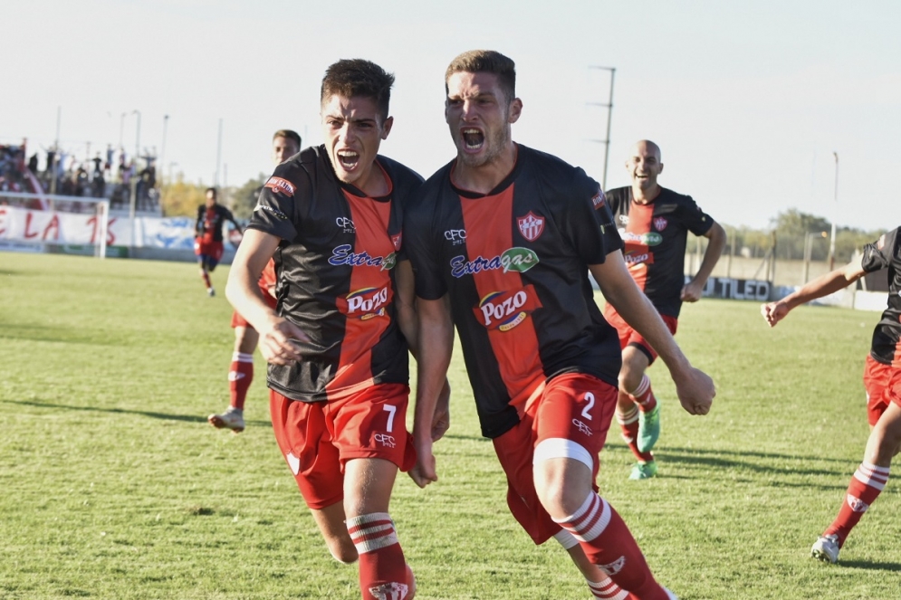 Guzmán y Lucero festejan el gol del triunfo. 