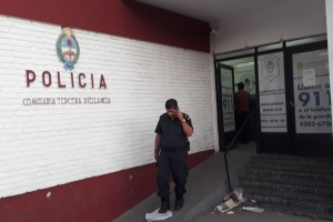 La puerta de la Comisaria N°3 de Avellaneda donde Roncoli estuvo detenido.