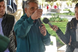 Daniel Suárez hablando en la carpa que instaló Fesimubo en la Plaza San Martín. 