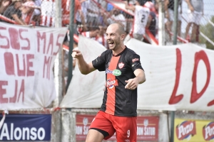 Tarzán Sánchez festejando un gol en el Arín. 