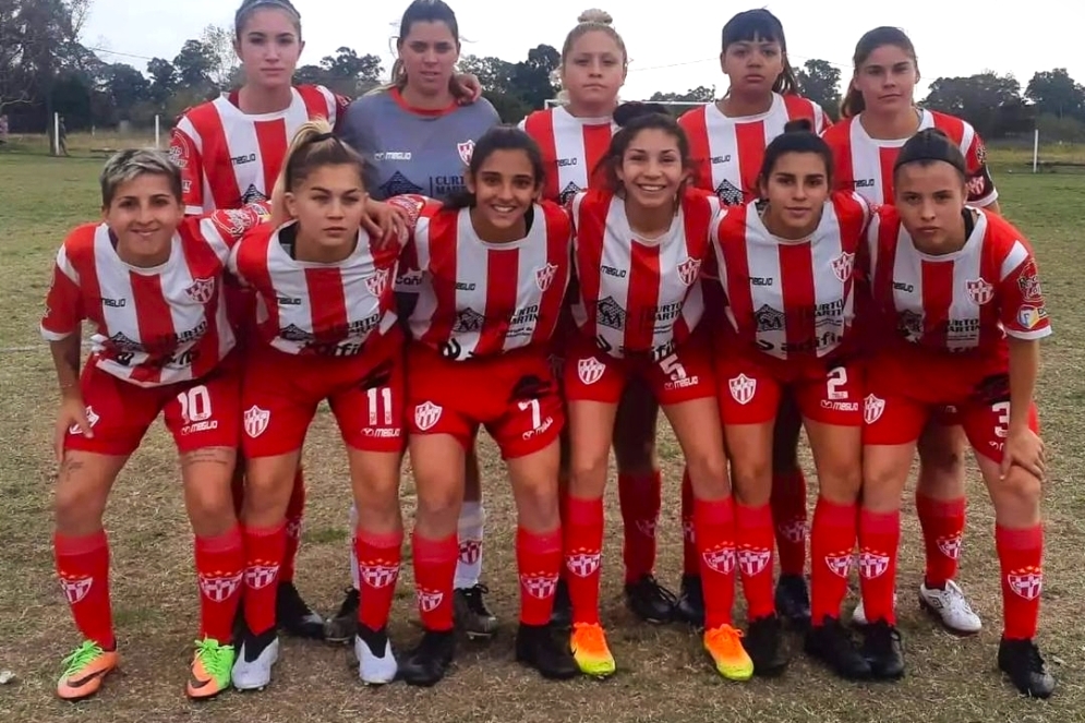 El equipo femenino de CFC, antes del empate en el clásico.
