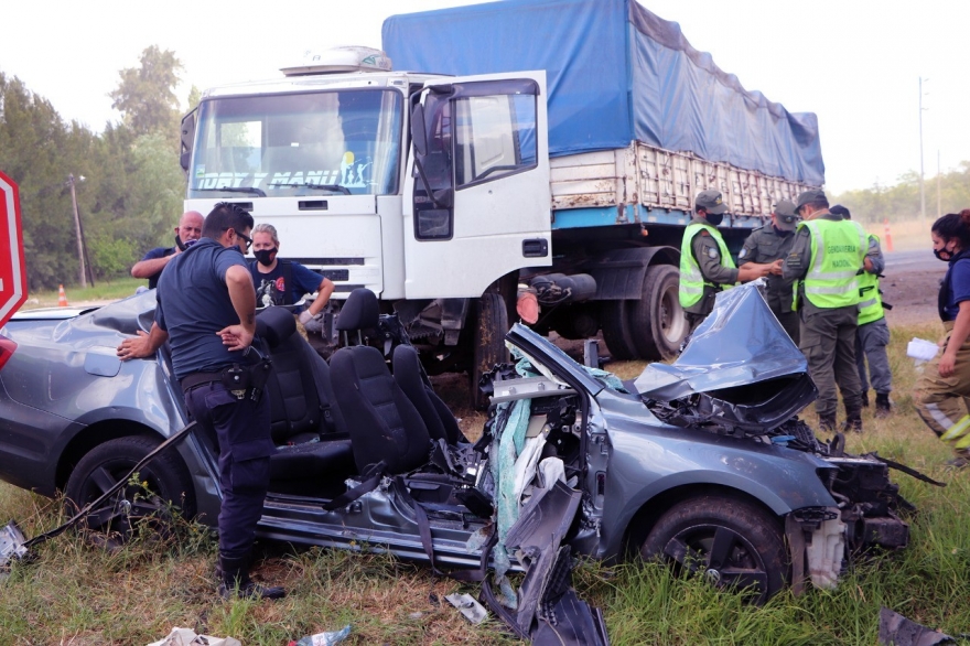 Choque frontal entre un auto y un camión un muerto y dos heridos