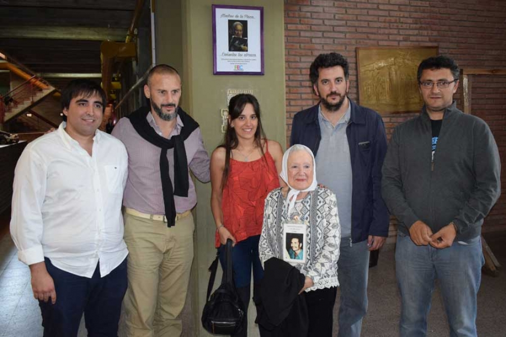 Nora Cortiñas junto al representantes del FEC y concejales del oficialismo que fueron a recibirla. 