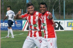 Martínez y Grecco festejando uno de los goles de Cañuelas.