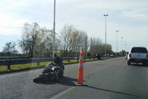 La moto en la autopista tras la caída. 