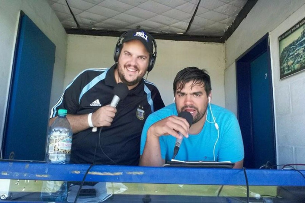 Federico Peralta (derecha) junto a &quot;Kike&quot; Lucena en plena transmisión de Cañuelas.