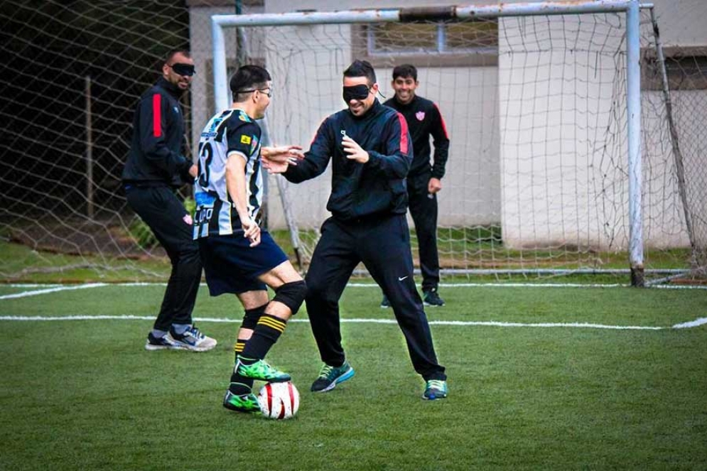 El plantel de primera del CFC compartió un entrenamiento con los jugadores del equipo de Fútbol 5 para ciegos. 