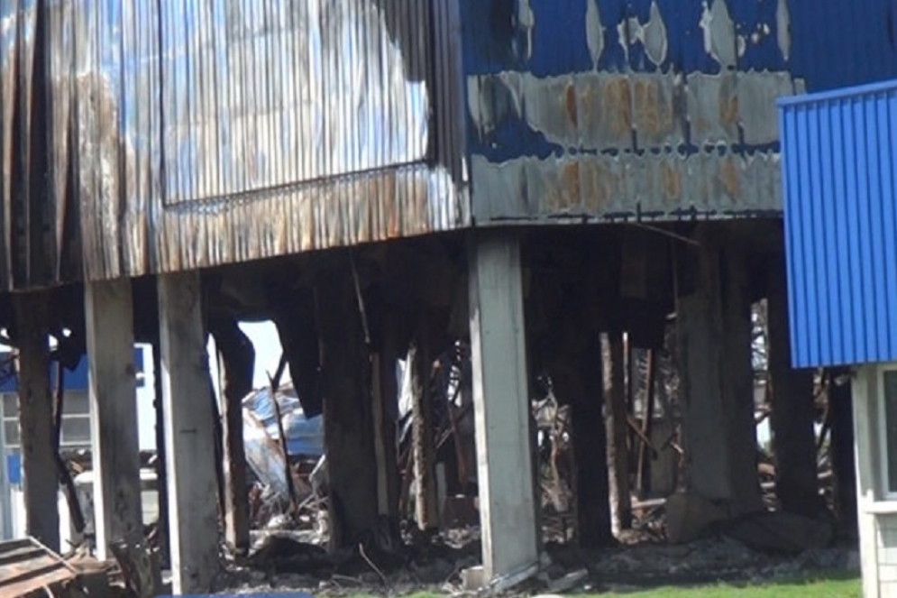 Las instalaciones de la fabrica siguen mostrando las consecuencias del incendio. Foto Info Las Heras. 