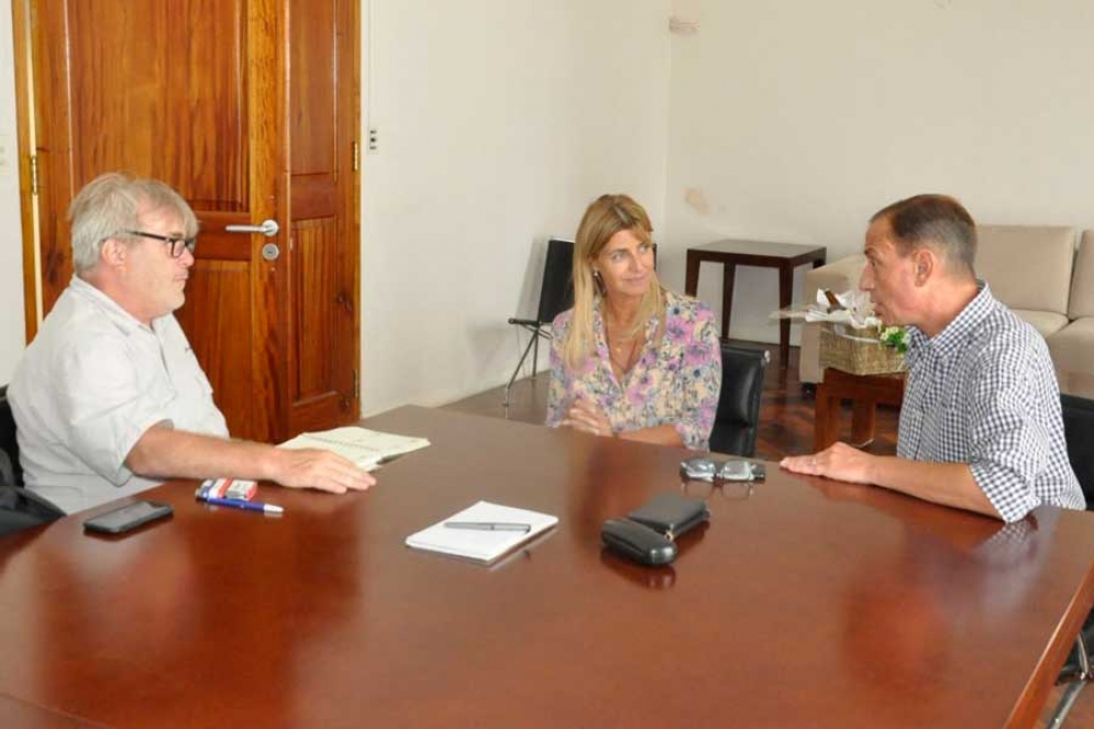 Gustavo Vera, titular de la Fundación de La Alameda junto al intendente Gustavo Arrieta y la Jefa de Gabinete Marisa Fassi. 