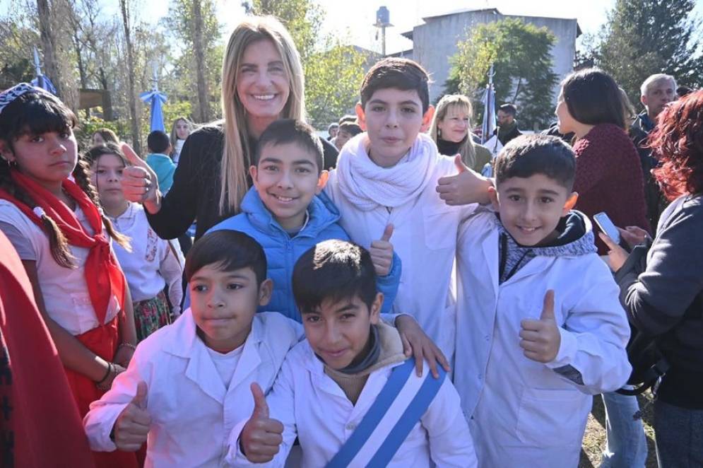 Marisa Fassi junto a alumnos de las escuelas presentes. 