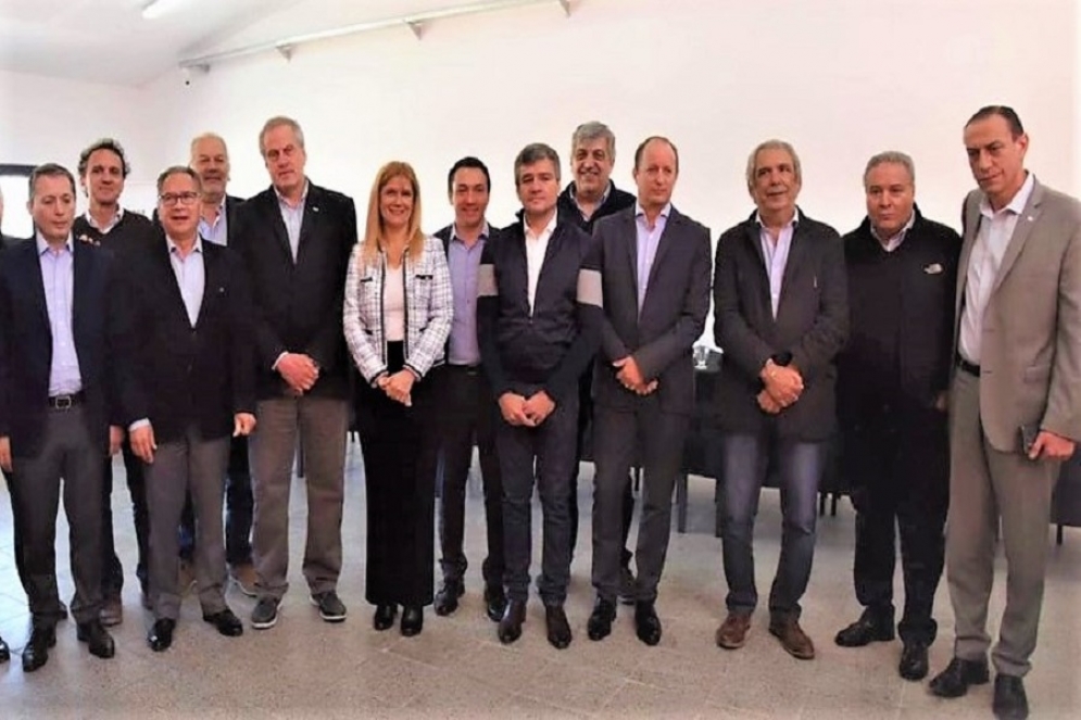 Gustavo Arrieta junto a otros mandatarios comunales. 
