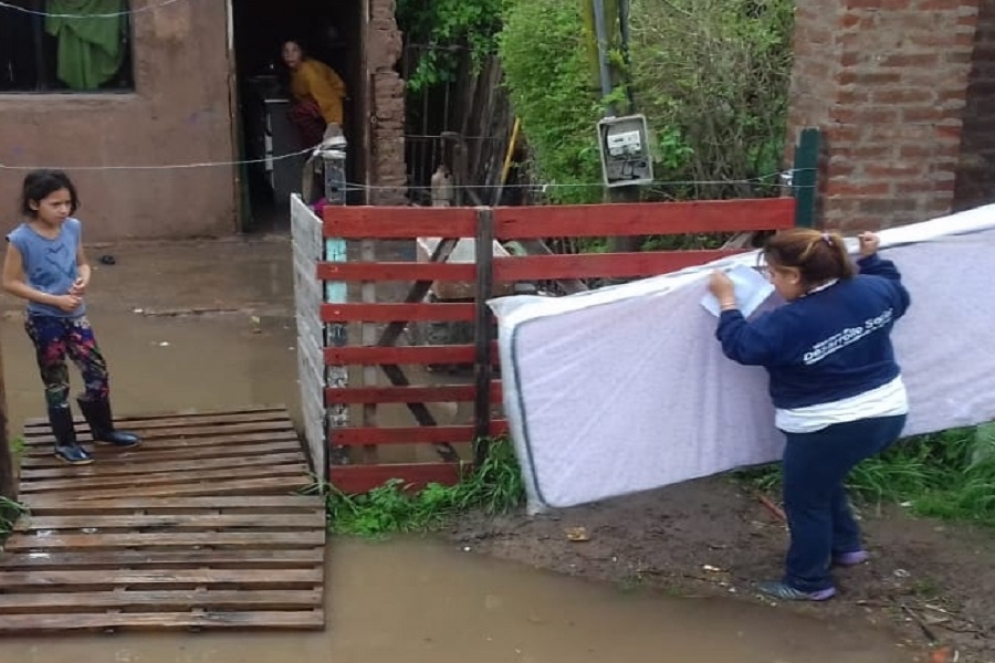 Una vecina afectada por el temporal recibiendo ayuda.