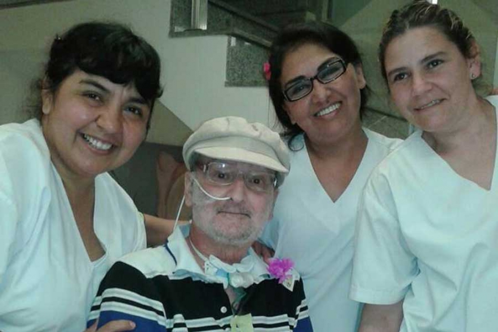 El Padre Alejandro junto a las enfermeras de la Clínica ALCLA. 