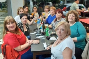 Peleretegui (2da desde la izq.) con mujeres del partido. Se denominan #LasNonitas.