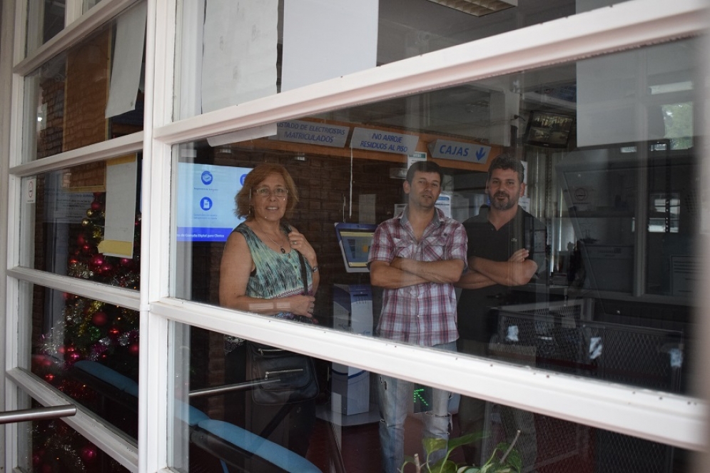Vecinos encerrados dentro de las oficinas de Edesur