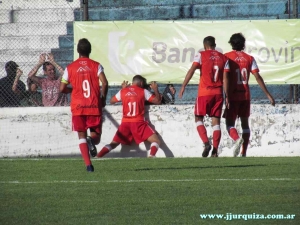 Los jugadores de Cañuelas festejando uno de sus goles frente a JJ Urquiza.