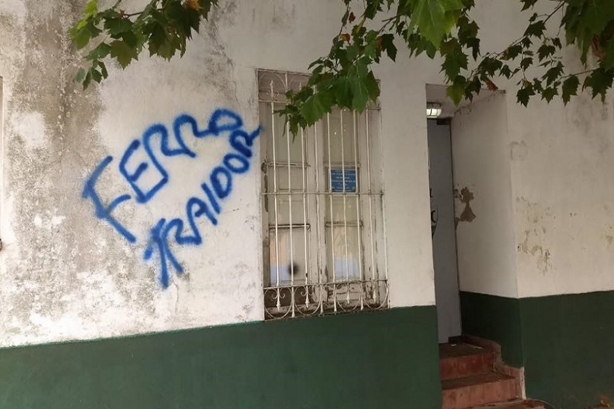 Aparecieron pintadas contra uno de los normalizadores de Fesimubo
