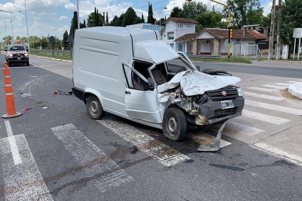 Una camioneta estaba parada en el semáforo y fue impactada de lleno
