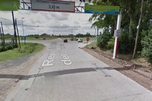 La intersección de la calle República Oriental del Uruguay y la Ruta N°205.
