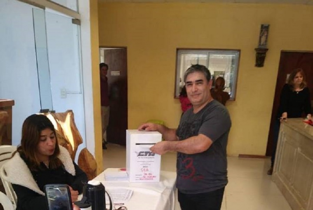Mario Miceli votando en la mesa instalada en el municipio. 