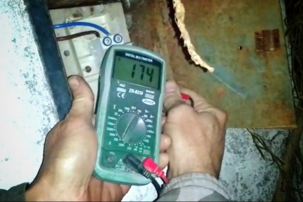 El tester de tensión eléctrica marcando 174 voltios.