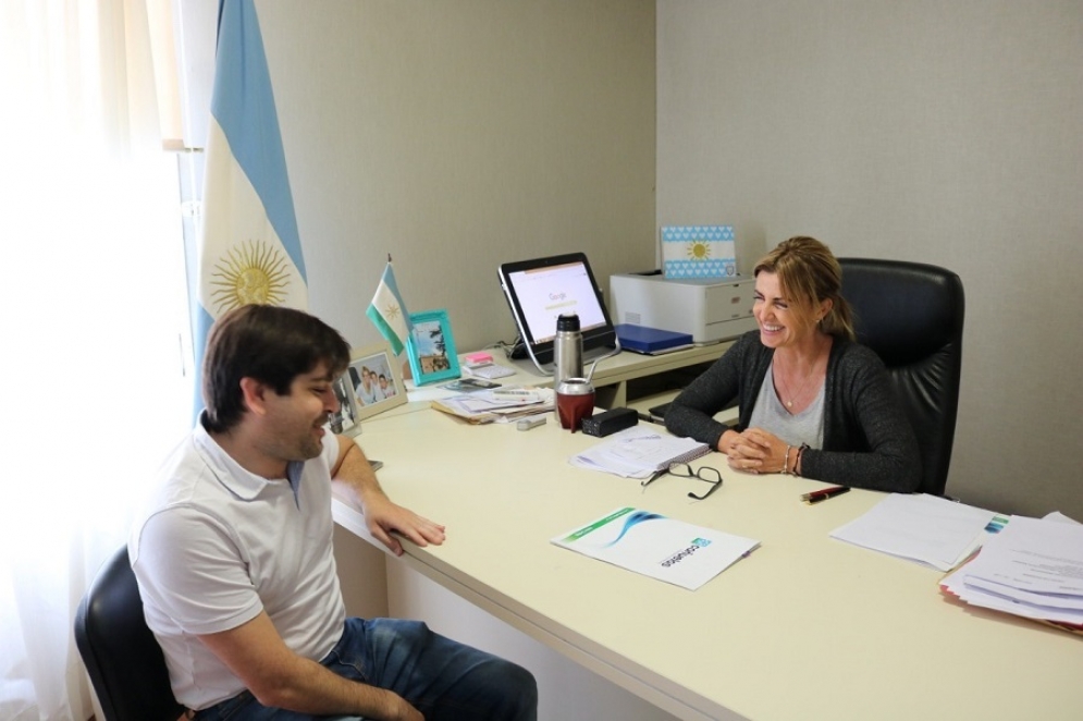 La jefa de Gabinete, Marisa Fassi junto al presidente de Juventud, Sebastián Madies.