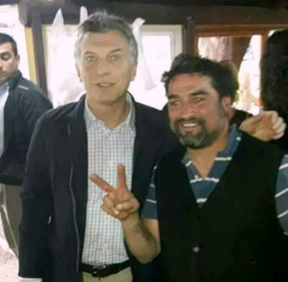 Un cañuelense hizo la “V” de la victoria en las narices de Macri