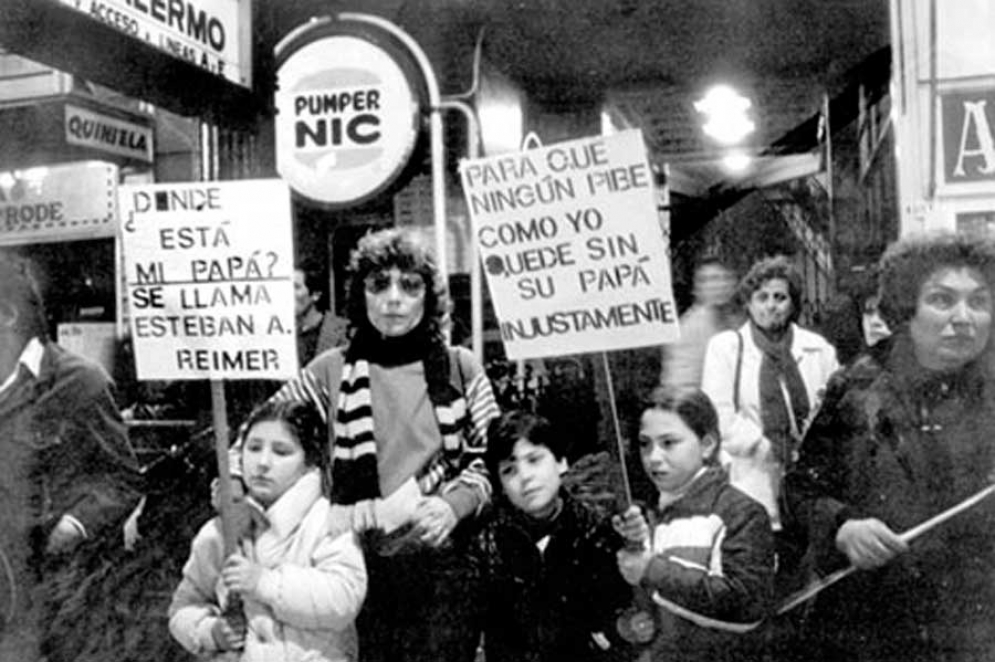 Maruca Ramos junto a sus hijos, en una de las tantas movilizaciones en la Ciudad de Buenos Aires, pidiendo por la aparición de Esteban Reimer. 