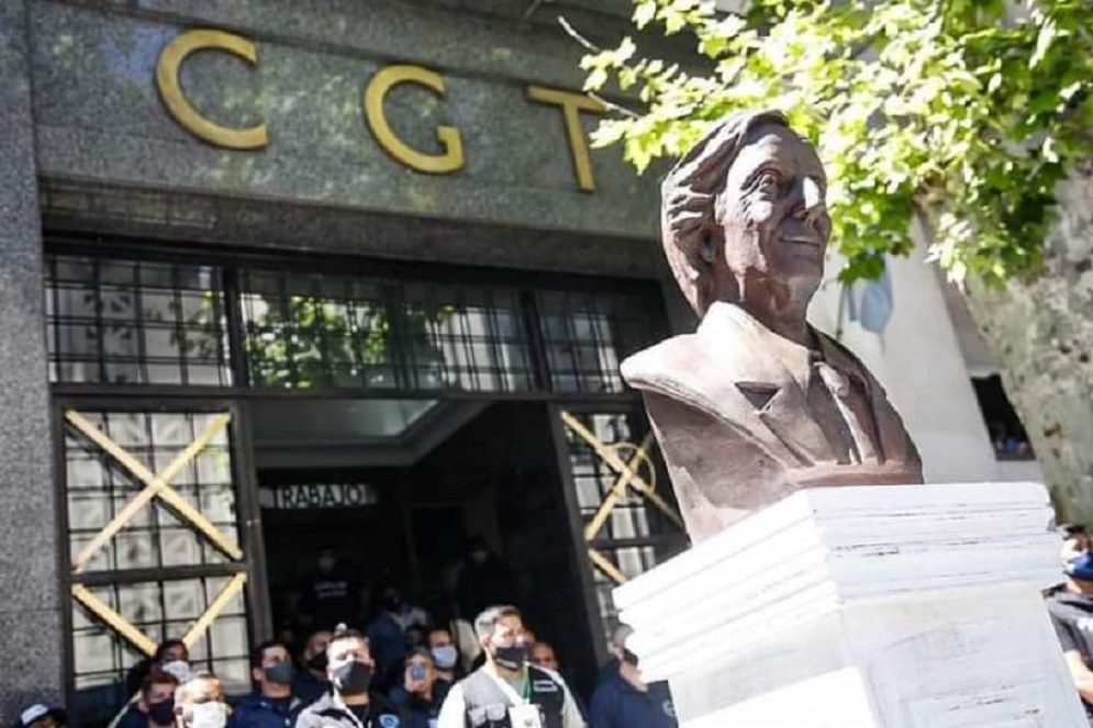 El busto de Kirchner descubierto en el acceso al edificio.