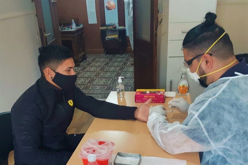 El Dr. Matrelo tomandole una muestra de sangre a Emanuel Trejo.