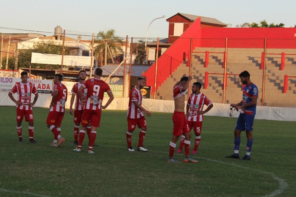 Los jugadores de Cañuelas cabizbajo tras la derrota. 