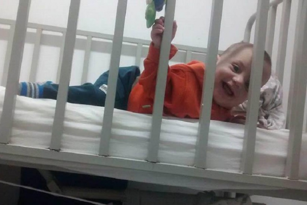 Un bebé, internado hace ocho meses, necesita una casa con habitación sanitaria para recibir el alta